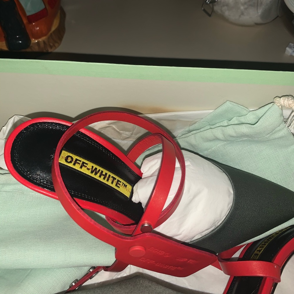 OFF-WHITE c/o VIRGIL ABLOH